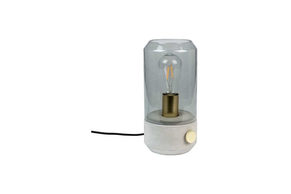 De lamp is ingesloten in een gerookte, niet geharde glazen stolp