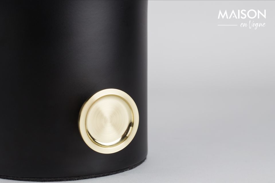De zwarte Moody tafellamp is een handig, elegant en verfijnd accessoire