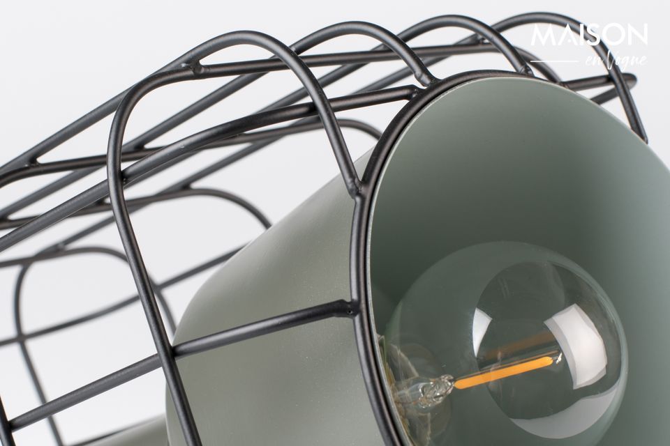 Een zeer design tafellamp in een chique industriële stijl die doet denken aan een bioscoop- of