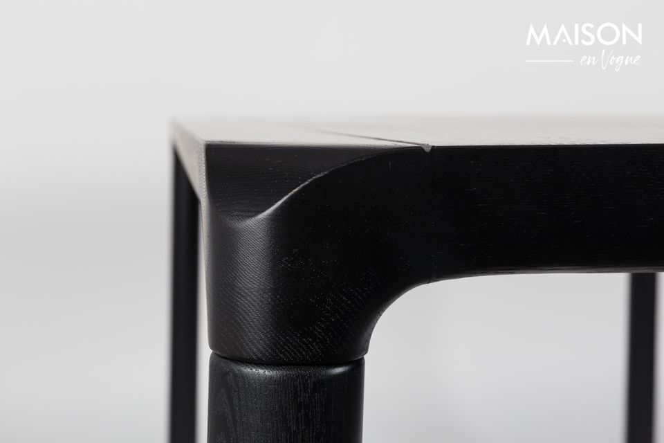 Onder het strakke design en de luchtige lijnen verbergt Zuiver\'s Storm tafel verfijnde details