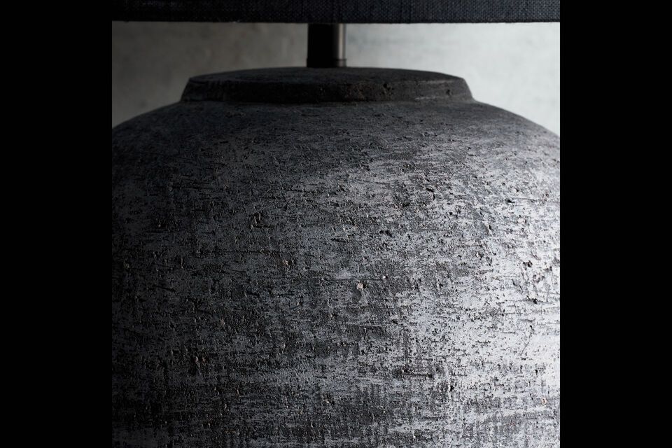 Deze lamp is ontworpen om perfect te passen in verschillende interieurs en is 65 cm hoog