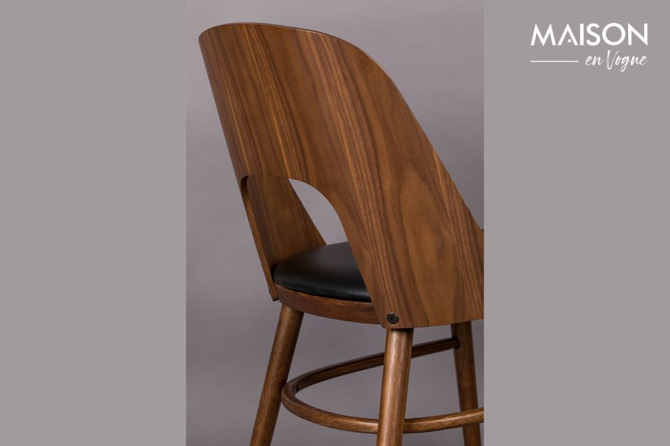 Deze mooie stoel combineert hout en PU-leder op een zeer geslaagde manier door te spelen met het