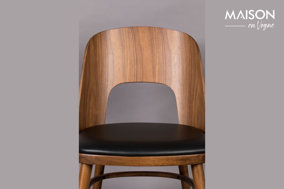De zitting is uitgevoerd in zwart PU-leder in contrast met het hout