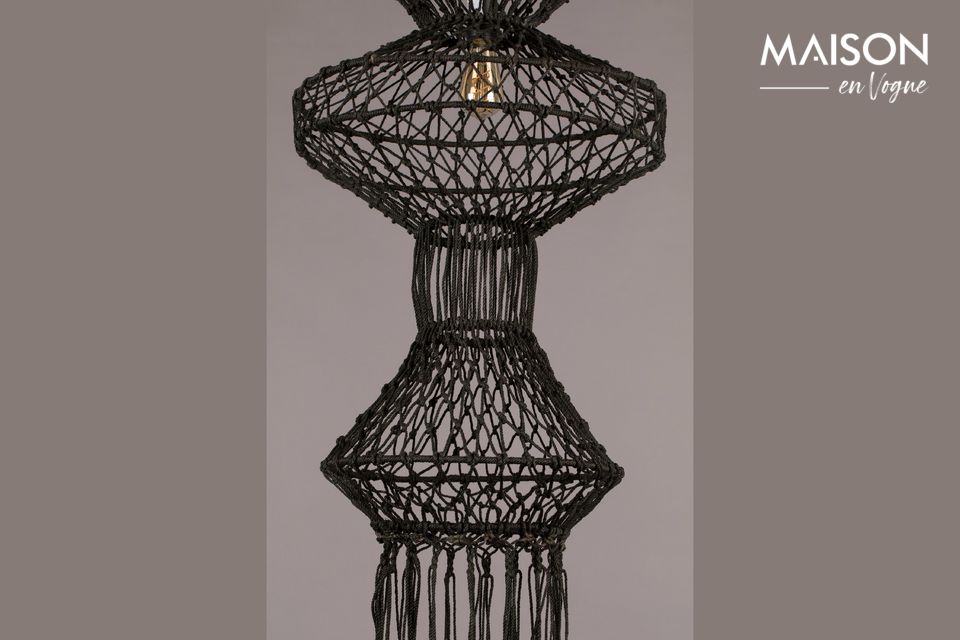 Deze prachtige lamp herinnert ons aan Indonesië maar ook aan de bloeiende macraméperiode