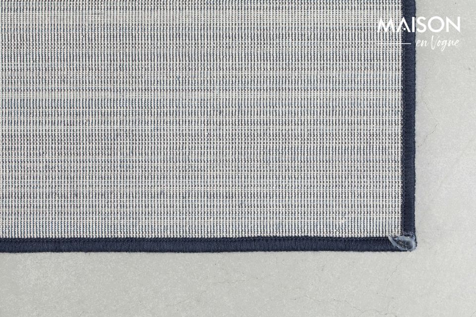 Dit tapijt is gemaakt van katoenrayon en polyester en is machinaal geweven met behulp van de