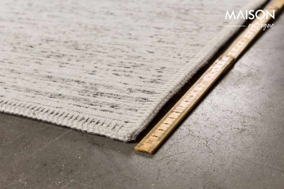 Machinaal geweven en met afmetingen van 200x300 cm en een hoogte van 3 mm vindt dit vloerkleed