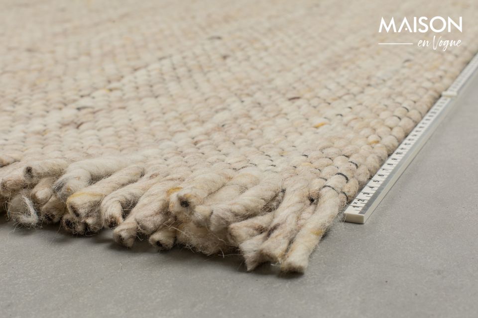 Dit tapijt is gemaakt van 100% wol en heeft een zachte en comfortabele textuur voor uw voeten