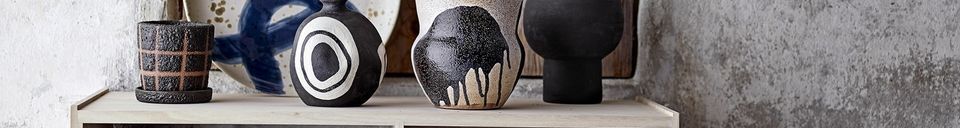Benadrukte materialen Terracotta bloempot Nala zwart
