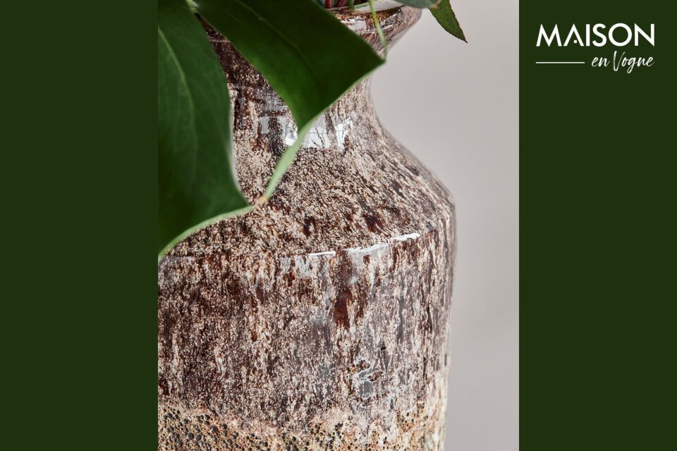 Breng een artistiek en natuurlijk accent in je interieur met deze terracotta vaas uit de