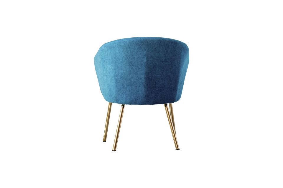 Deze blauwe fauteuil is stevig bevestigd op het ijzeren onderstel met goudkleurige bekleding en