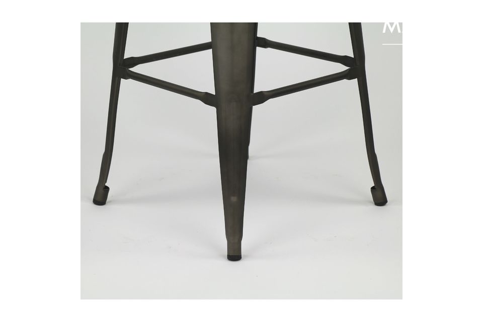 Deze bistrokruk heeft een hoogte van 118 cm