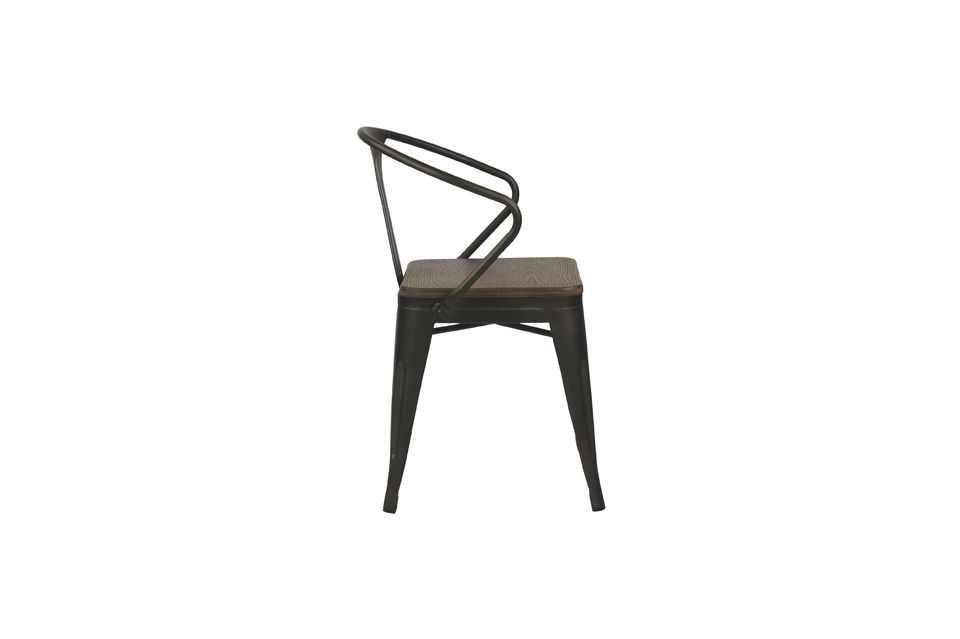 Met zijn zwarte metalen frame en bamboezitting geeft de Tilo stoel uit de Pomax collectie een