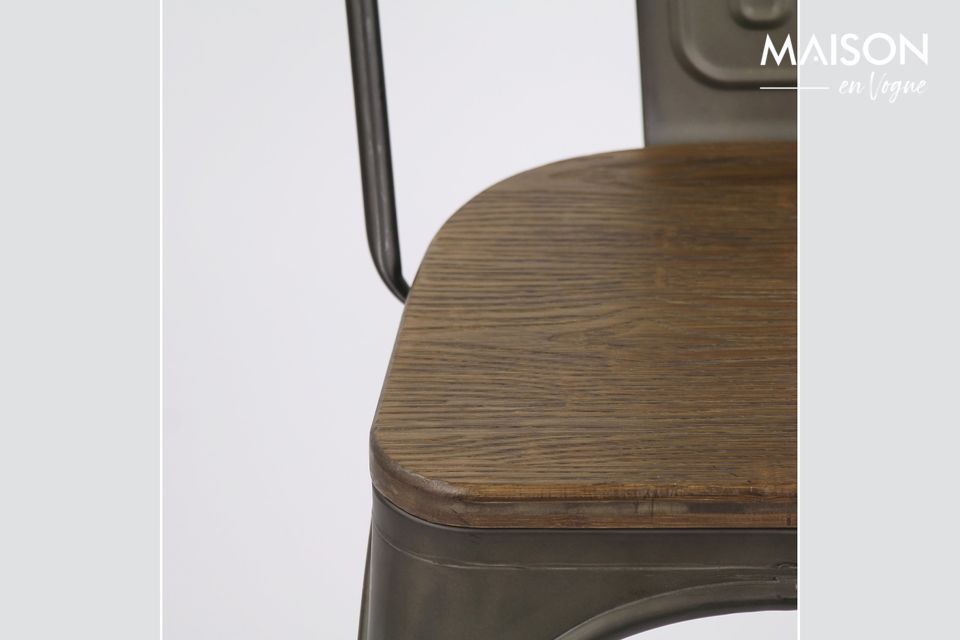 Een stoel die metaal en plantaardig materiaal combineert