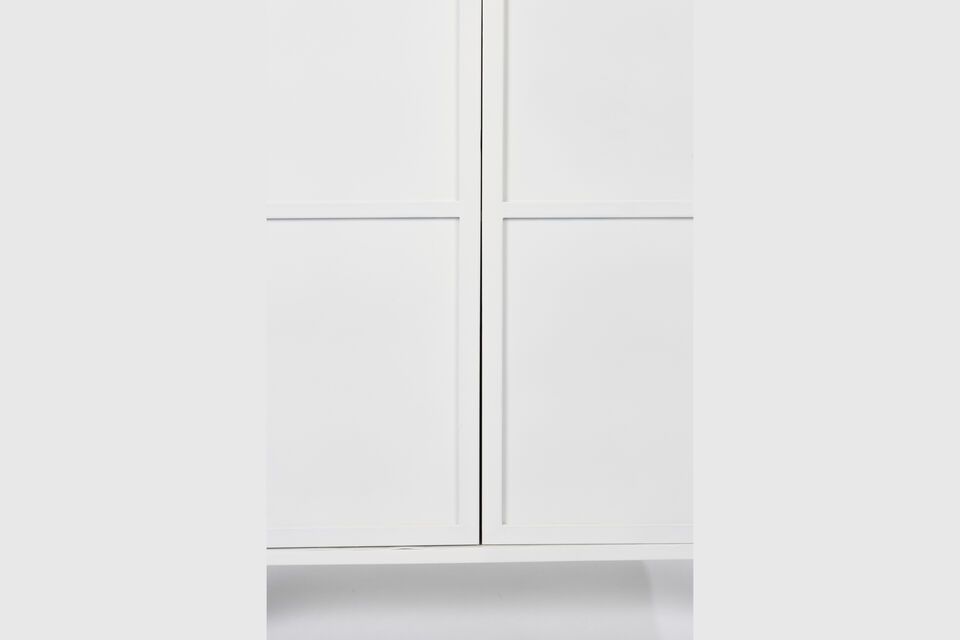 Gebruik de bovenkant van de kast om je decoratieve borden of favoriete snuisterijen uit te stallen