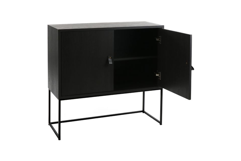 Een elegante garderobe van geaderd hout op een massief metalen onderstel.
