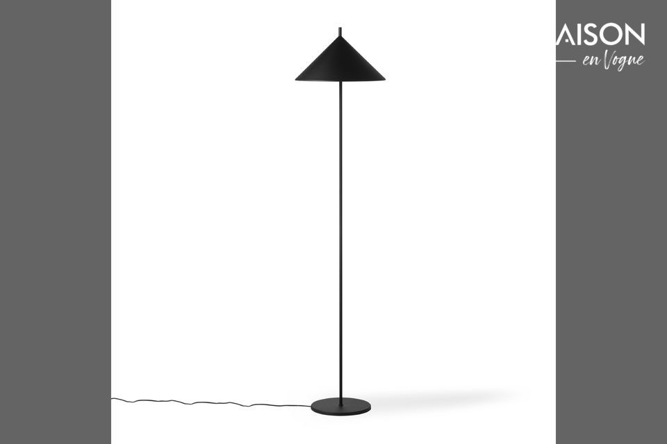 Een vloerlamp met een geometrische vormgeving