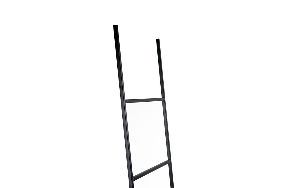 Zwarte metalen ladder om te zetten