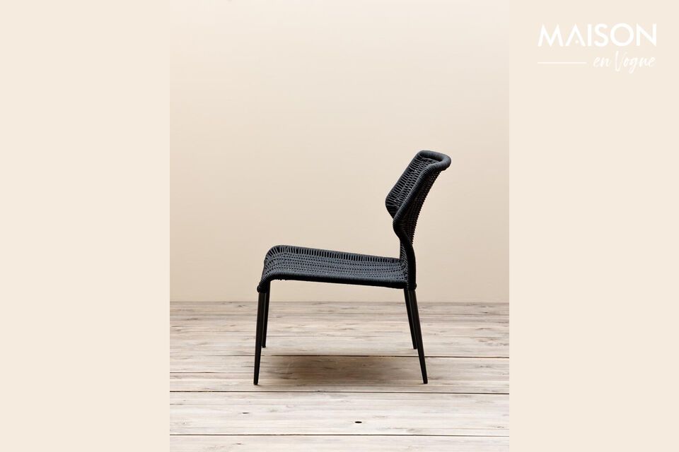 Deze stoel is ontworpen om functionaliteit en stijl te combineren en meet 58 cm in de lengte