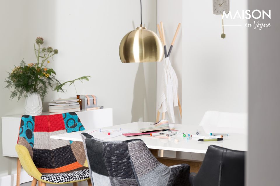 Een comfortabel fauteuil die patchwork combineert met gelakte houten poten.