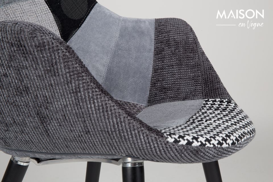 Wat ons onmiddellijk verleidt met deze fauteuil is de ruime zitting bekleed met een patchwork van