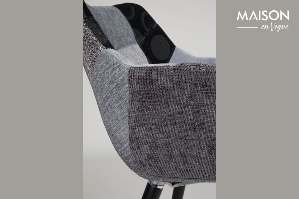Gevoerd in dicht schuim, biedt deze zitting een perfecte mix van comfort en stijl