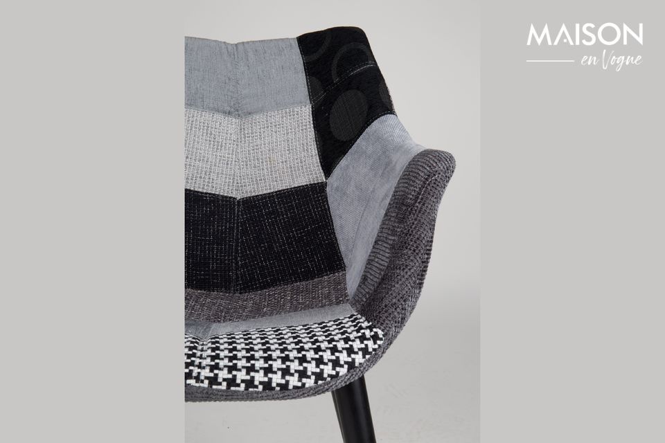 Daarna valt onze blik op de vier poten van deze fauteuil