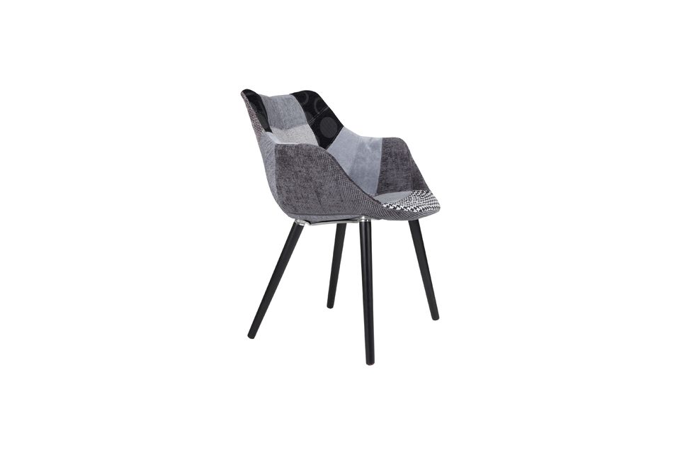 Deze zijn gemaakt van beukenhout en zijn gelakt voor een gladde en elegante afwerking