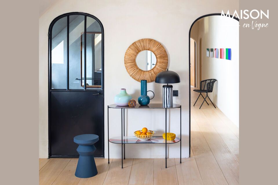 Elegantie en functionaliteit in een glazen console.