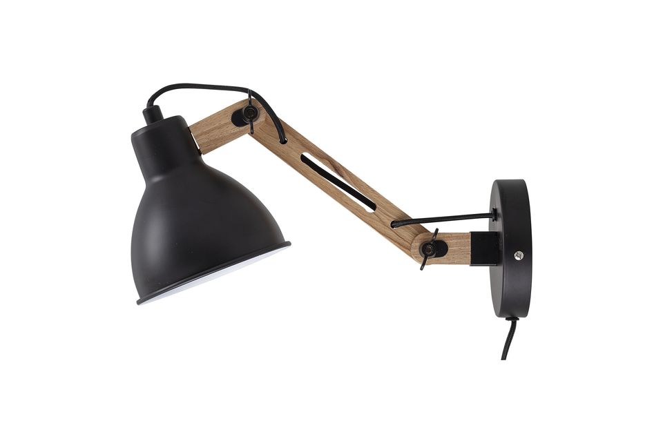Met zijn gelede rubberen arm en zijn metalen voet en kap vermengt deze wandlamp genres op een zeer