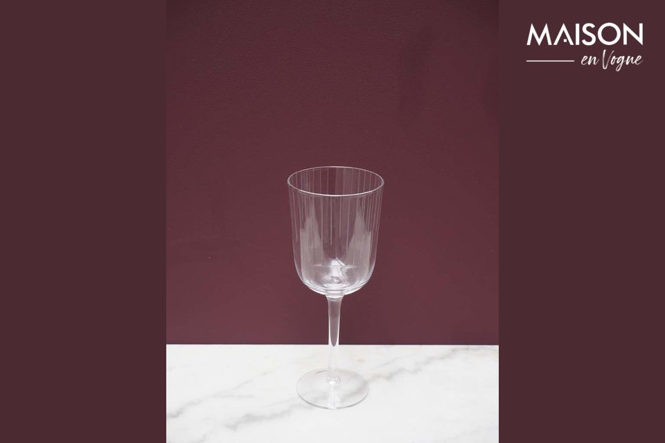 Een sober wijnglas met een matte afwerking