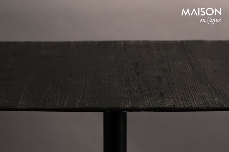 Dit meubelstuk combineert op elegante wijze een grenenhouten blad met een zwart metalen onderstel