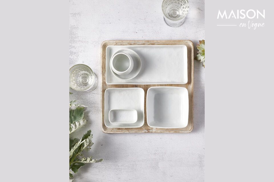 De vierkante witte kom combineert elegantie en functionaliteit.