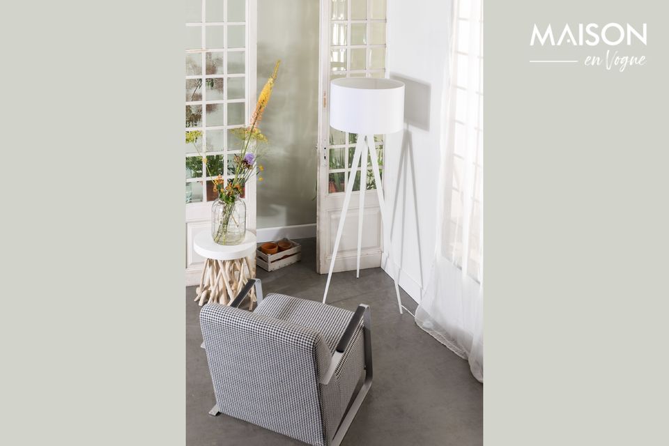 De witte driepoot vloerlamp van Zuiver is een elegante keuze om uw woonruimte te verlichten