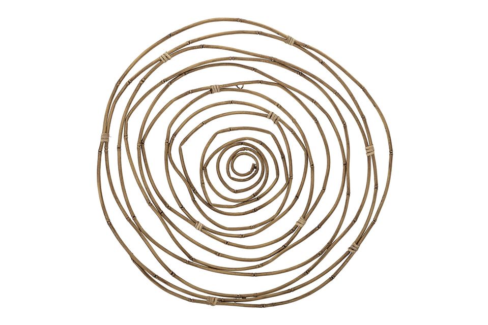 Deze cirkelvormige wanddecoratie met een grote diameter zorgt voor een welkom decoratief effect op