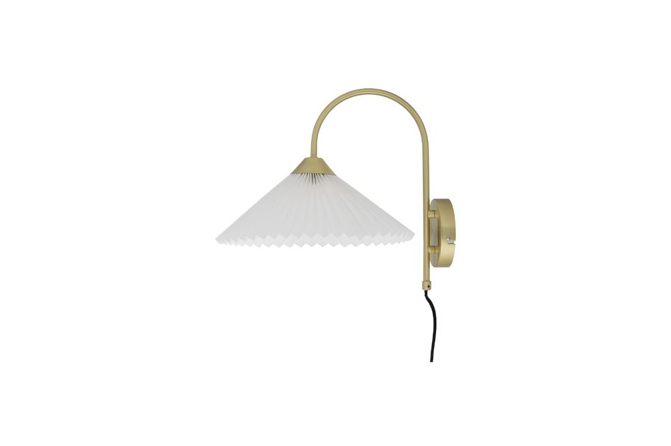 De Firdes wandlamp van Bloomingville is een praktische ijzeren lamp in een mooie messing kleur met