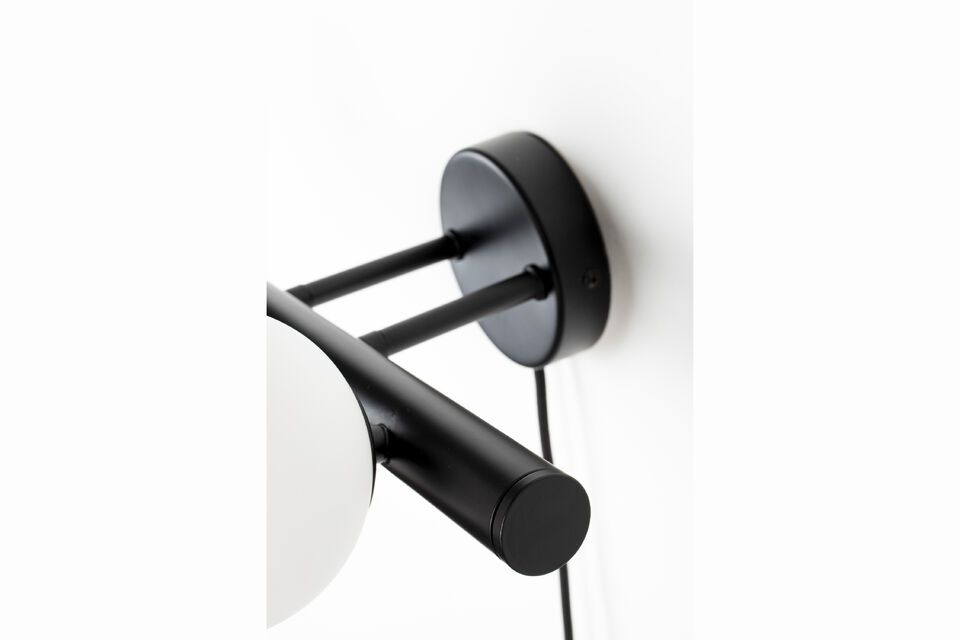 De Monica wandlamp is gemakkelijk te installeren en te onderhouden en is robuust maar toch licht