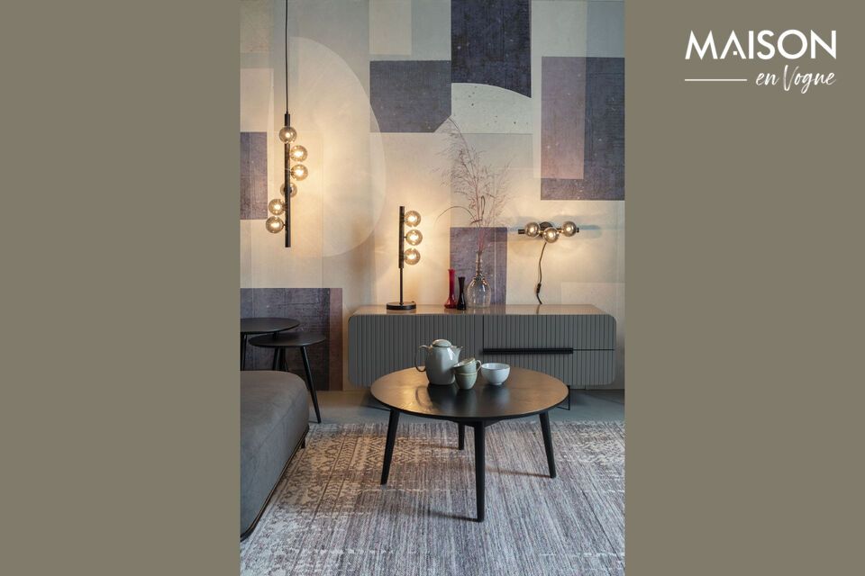De zwarte kleur van de Monica wandlamp voegt een opvallend contrast toe