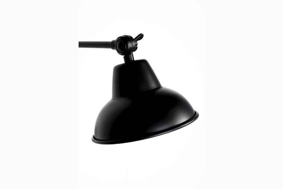 Met zijn discrete afmetingen van 17 cm in de lengte en diepte en een hoogte van 70 cm is deze lamp