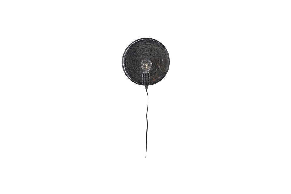 De keuze van metaal voor deze wandlamp is niet alleen een kwestie van stijl; het is ook een garantie