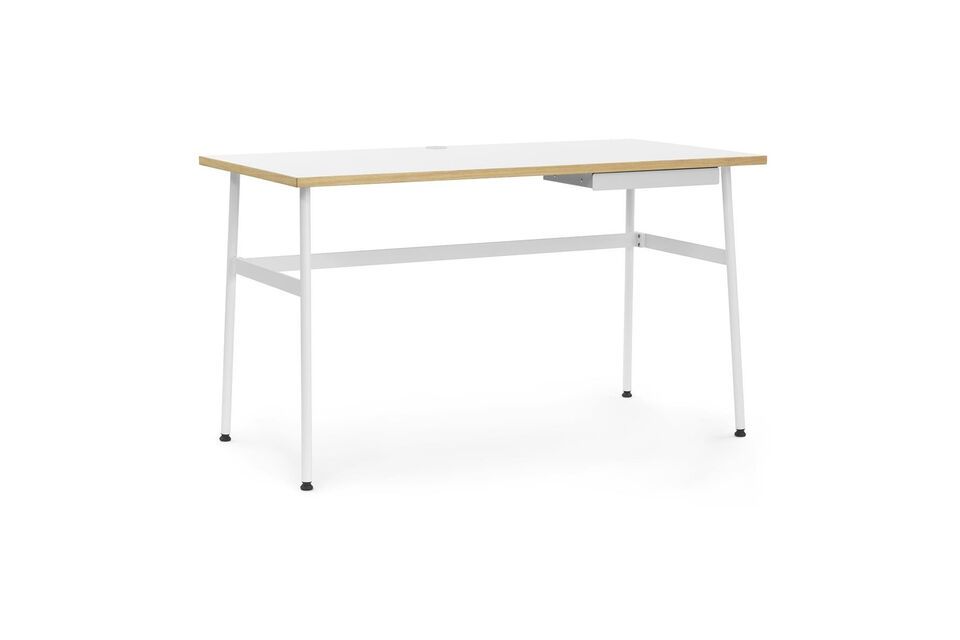 Wit houten bureau Tijdschrift Normann Copenhagen