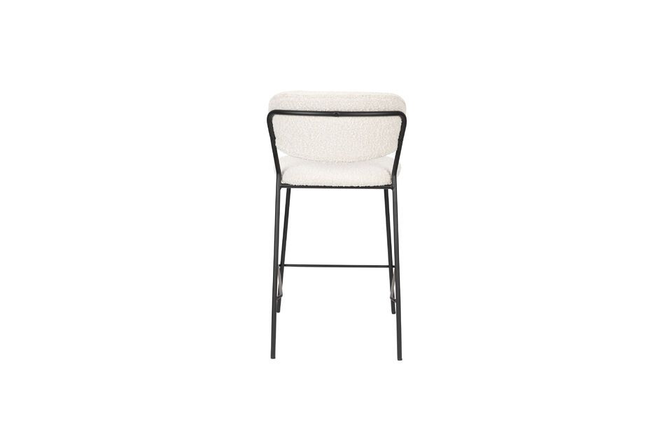 De witte bouclé stof zorgt voor een vleugje zachtheid en luxe dat meteen in het oog springt