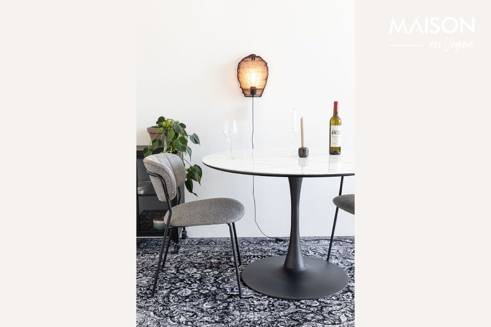 Een elegant en functioneel eetmeubel.
