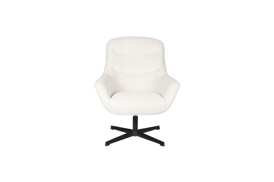Het strakke wit van deze fauteuil voegt een frisse touch toe aan elk interieur
