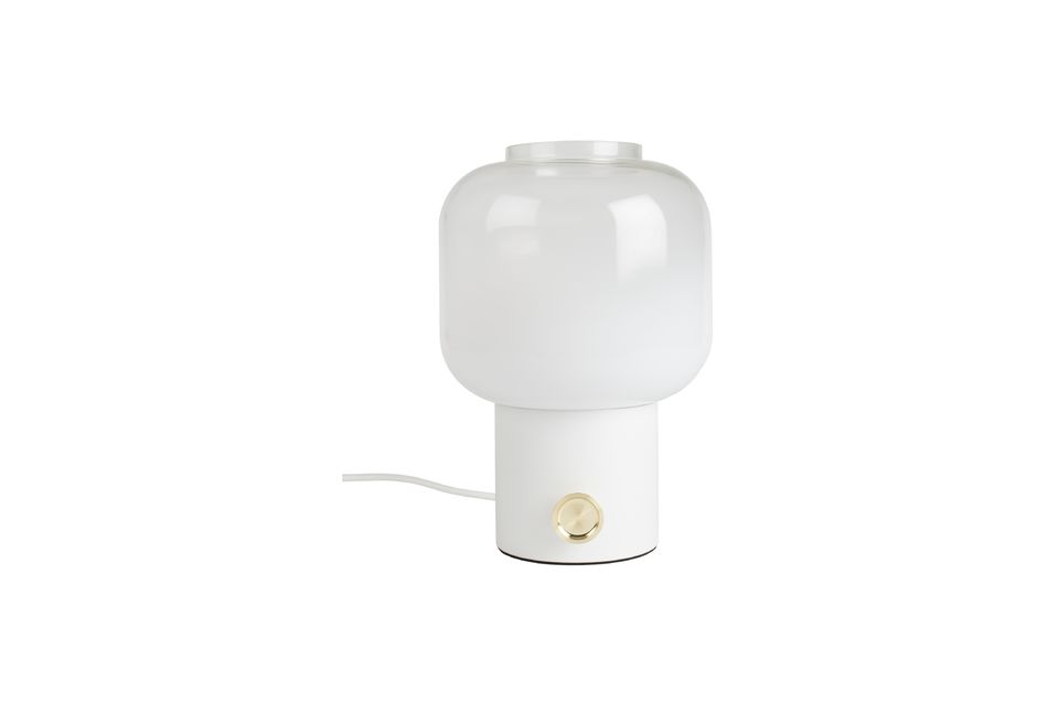 Een grote, ronde, goudkleurige knop is een integraal onderdeel van het ontwerp van de lamp