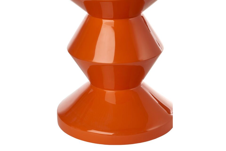 Gemaakt van gelakt polyester is de Zig Zag oranje polyester bijzettafel waterbestendig
