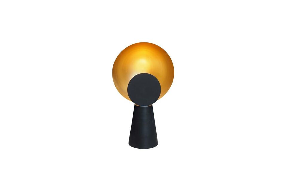 Geef je ruimte een vleugje functionele elegantie met onze zwarte ijzeren lamp
