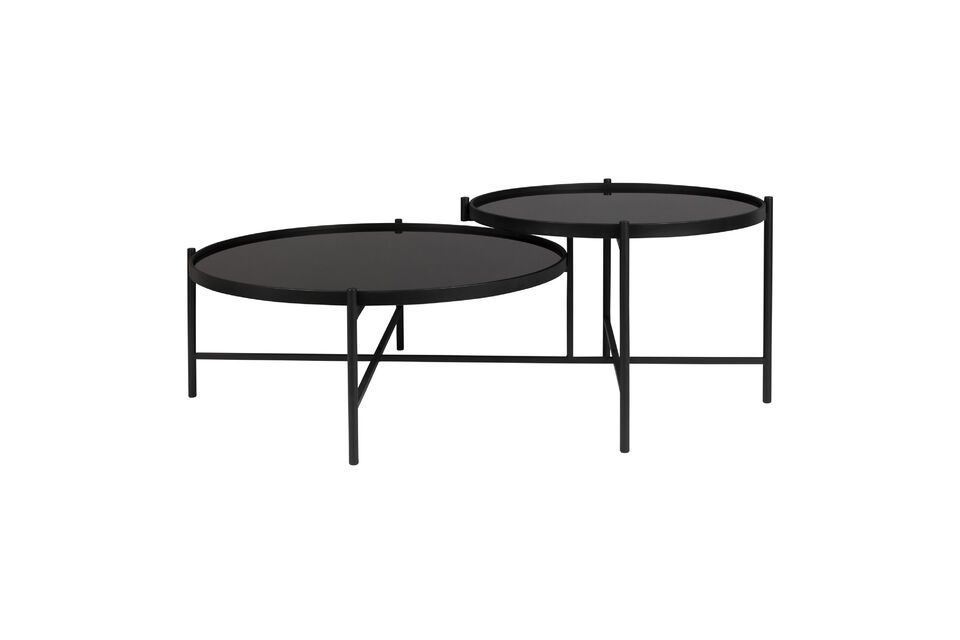 Met zijn royale afmetingen van 122 cm lang en 82 cm diep is de Lily salontafel perfect voor het