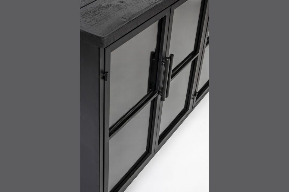 Het Ferre dressoir is voorzien van glazen deuren die sluiten met een magnetisch slot