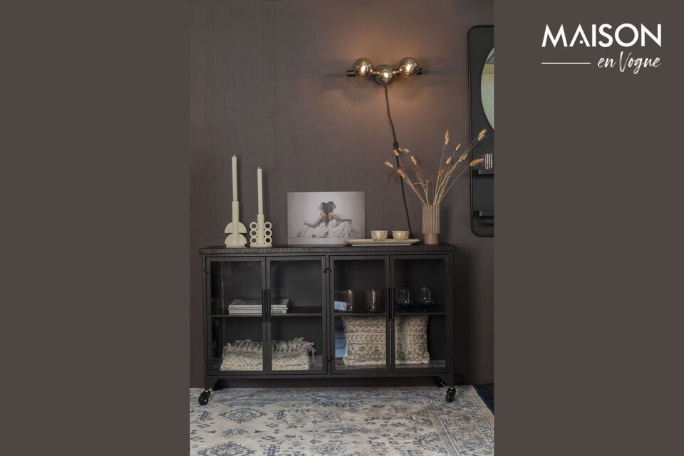 Opbergruimte en stijl met het zwarte dressoir op wieltjes.