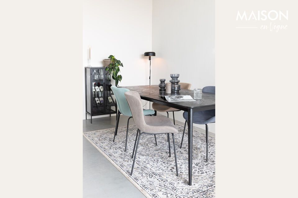 Ontdek de elegantie en functionaliteit van onze zwarte houten eettafel